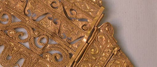 An diesem fein gearbeiteten Goldband An diesem fein gearbeiteten Goldband