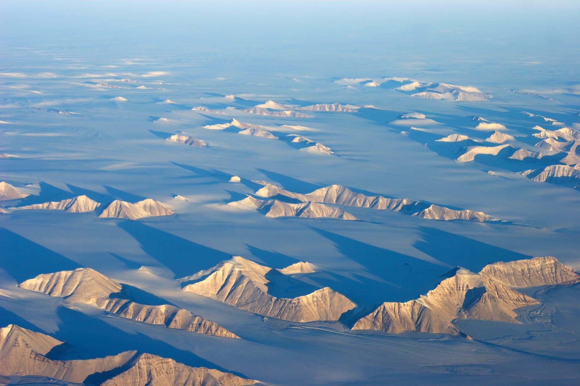Grönland besteht überwiegend aus Gletschern und einer felsigen Küste