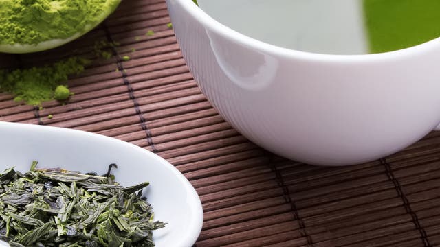 Grüner Tee enthält Verbindungen namens Catechine, die gesundheitlich günstig auf den Organismus wirken können, indem sie etwa oxidativem Stress entgegenwirken.
