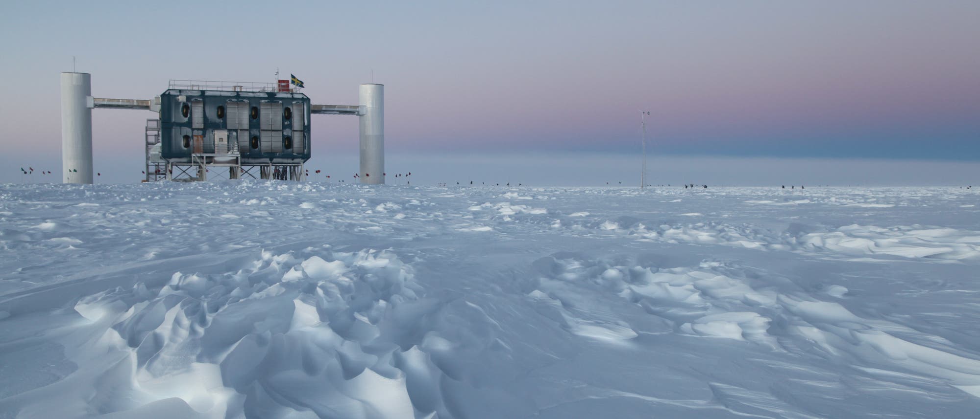 Mitten im antarktischen Eis sucht der Detektor IceCube nach rätselhaften Teilchen aus dem All. Mitten im antarktischen Eis sucht der Detektor IceCube nach rätselhaften Teilchen aus dem All.
