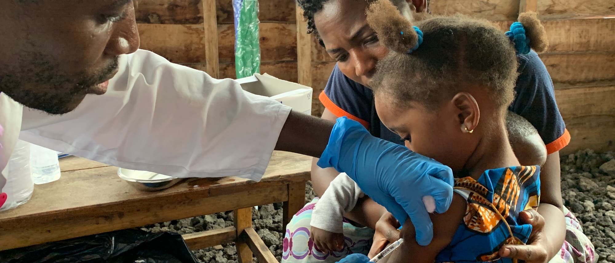 Mädchen im Kongo wird gegen Masern geimpft