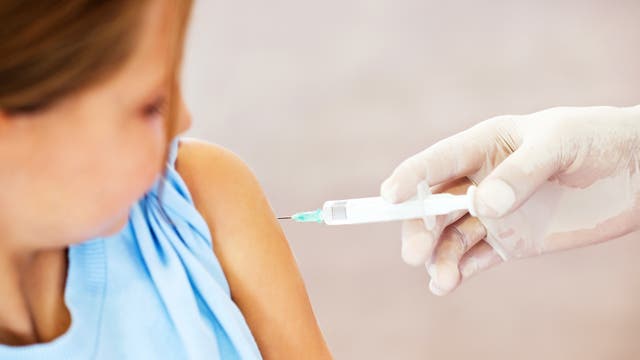 Nur ein kleiner Piks: Ein Mädchen wird geimpft