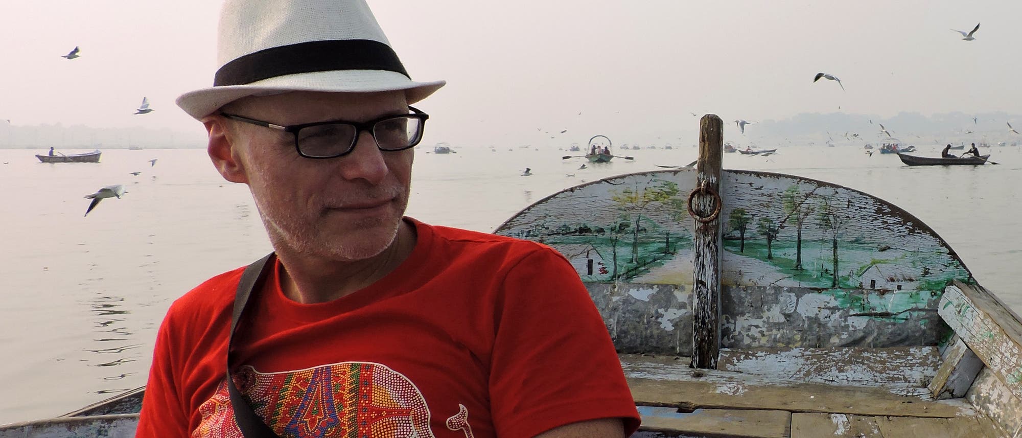Der Psychologe Arne Dietrich sitzt auf einem Boot. Im Hintergrund sind weitere Boote und Vögel zu sehen. Der Psychologe Arne Dietrich sitzt auf einem Boot. Im Hintergrund sind weitere Boote und Vögel zu sehen.