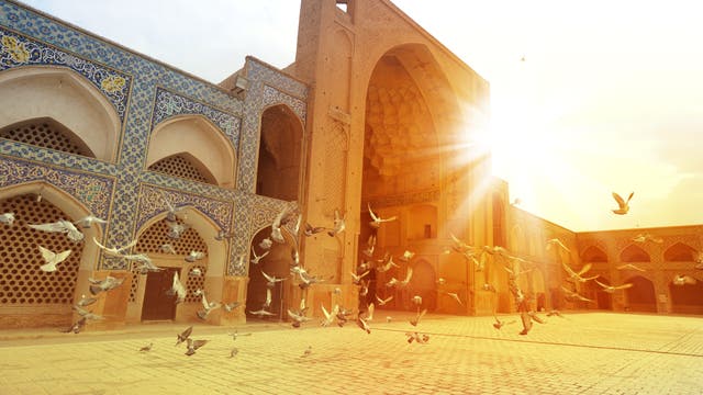 Sonnenuntergang an der Masjid-ich-Jami-Moschee im iranischen Isfahan