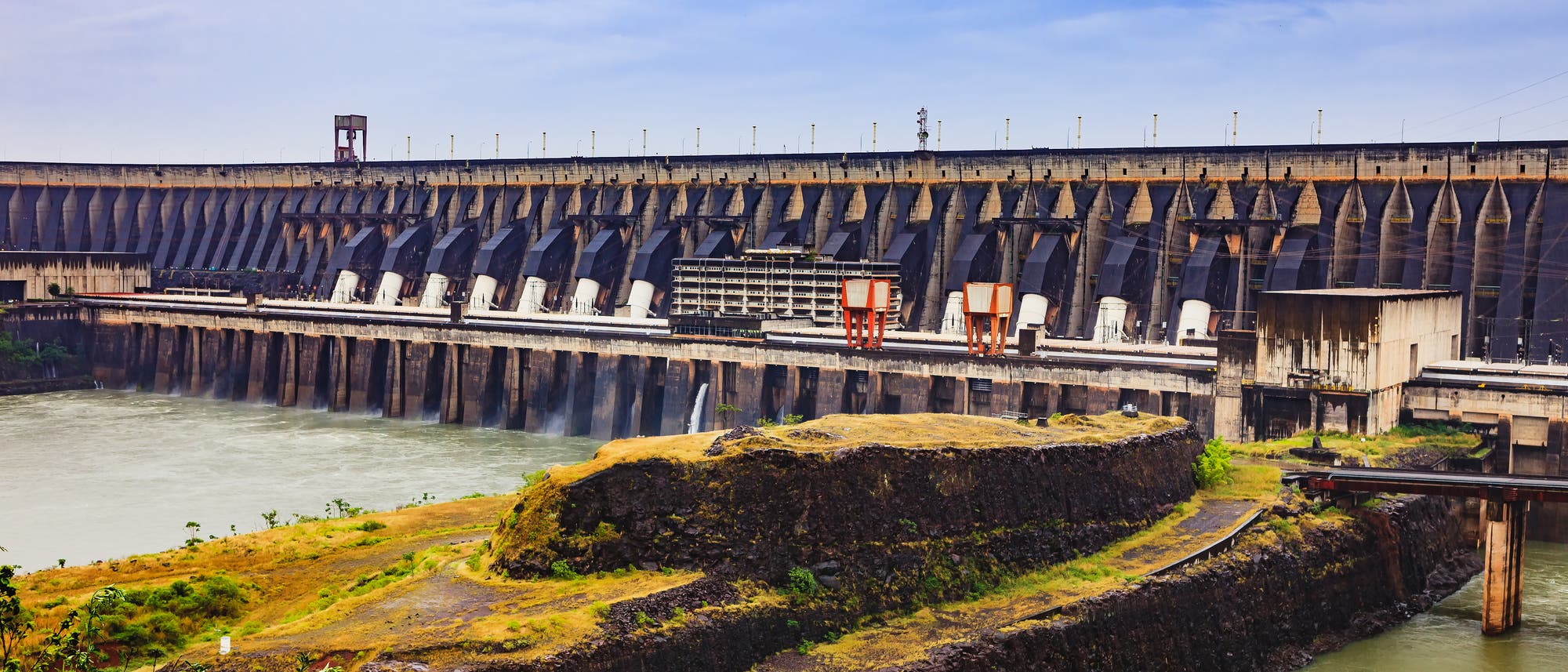 Der Itaipu-Staudamm versorgt große Teile Brasiliens und Paraguays mit Strom, ging aber auf Kosten des Regenwaldes Der Itaipu-Staudamm versorgt große Teile Brasiliens und Paraguays mit Strom, ging aber auf Kosten des Regenwaldes