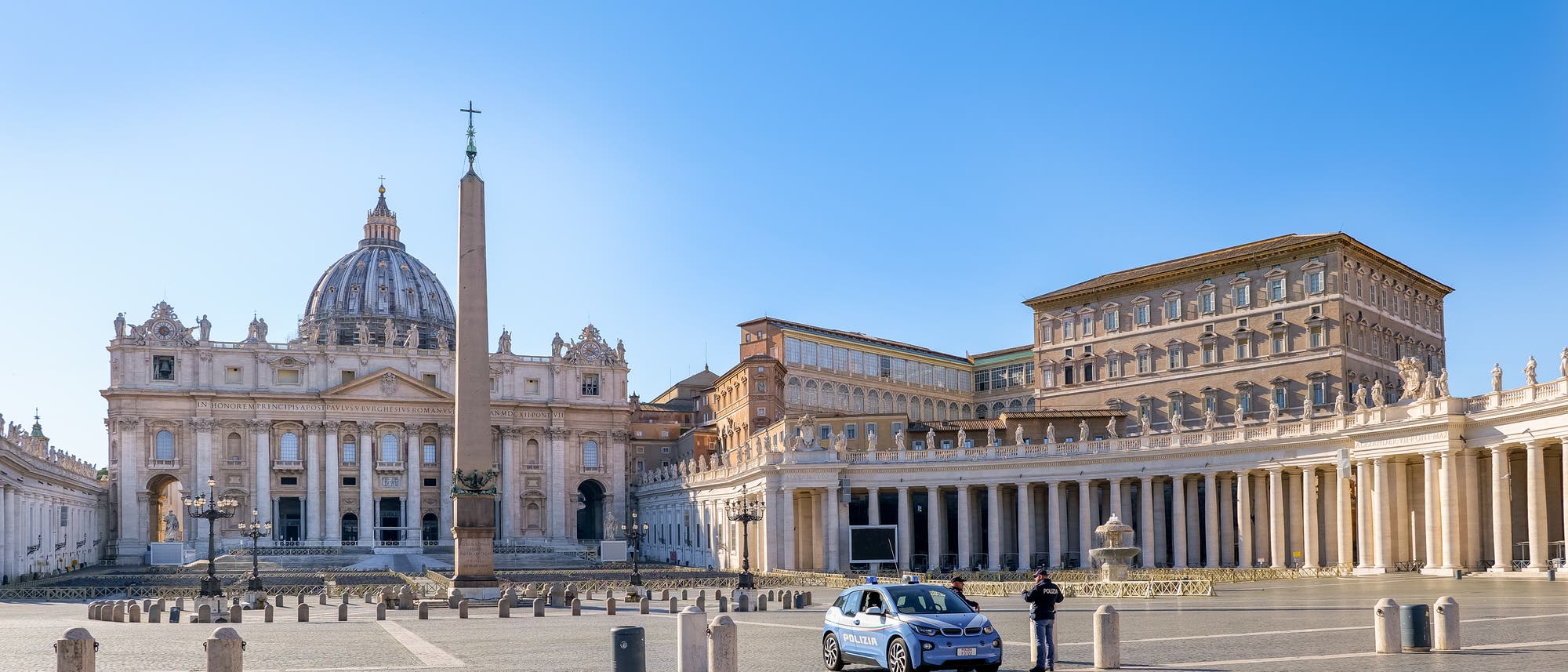 Ein Polizist kontrolliert die Ausgangssperre auf der menschenleeren Piazza des Petersdoms Ein Polizist kontrolliert die Ausgangssperre auf der menschenleeren Piazza des Petersdoms