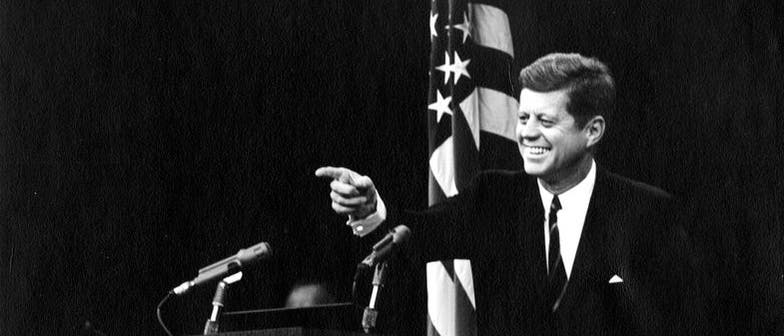 John F. Kennedy lässt bei einer Pressekonferenz seinen Charme spielen John F. Kennedy lässt bei einer Pressekonferenz seinen Charme spielen