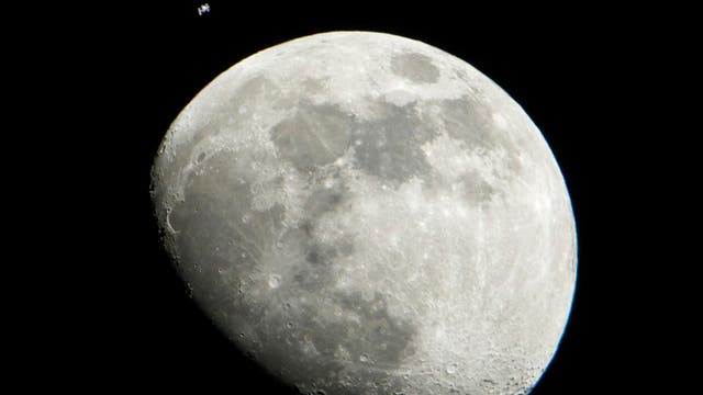 Vorbeiflug der ISS am Mond