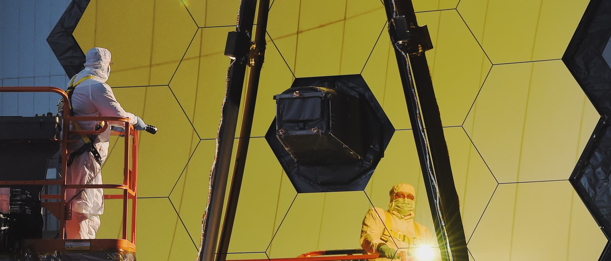 Das James Webb Space Telescope wird voraussichtlich im Oktober 2018 starten. Dieses Foto zeigt Arbeiten am goldenen Hauptspiegel des Teleskops im Reinraum am Goddard Space Flight Center der NASA. Das James Webb Space Telescope wird voraussichtlich im Oktober 2018 starten. Dieses Foto zeigt Arbeiten am goldenen Hauptspiegel des Teleskops im Reinraum am Goddard Space Flight Center der NASA.
