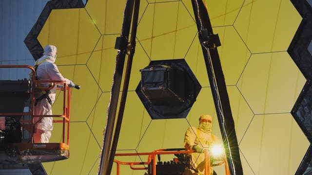 Das James Webb Space Telescope wird voraussichtlich im Oktober 2018 starten. Dieses Foto zeigt Arbeiten am goldenen Hauptspiegel des Teleskops im Reinraum am Goddard Space Flight Center der NASA.