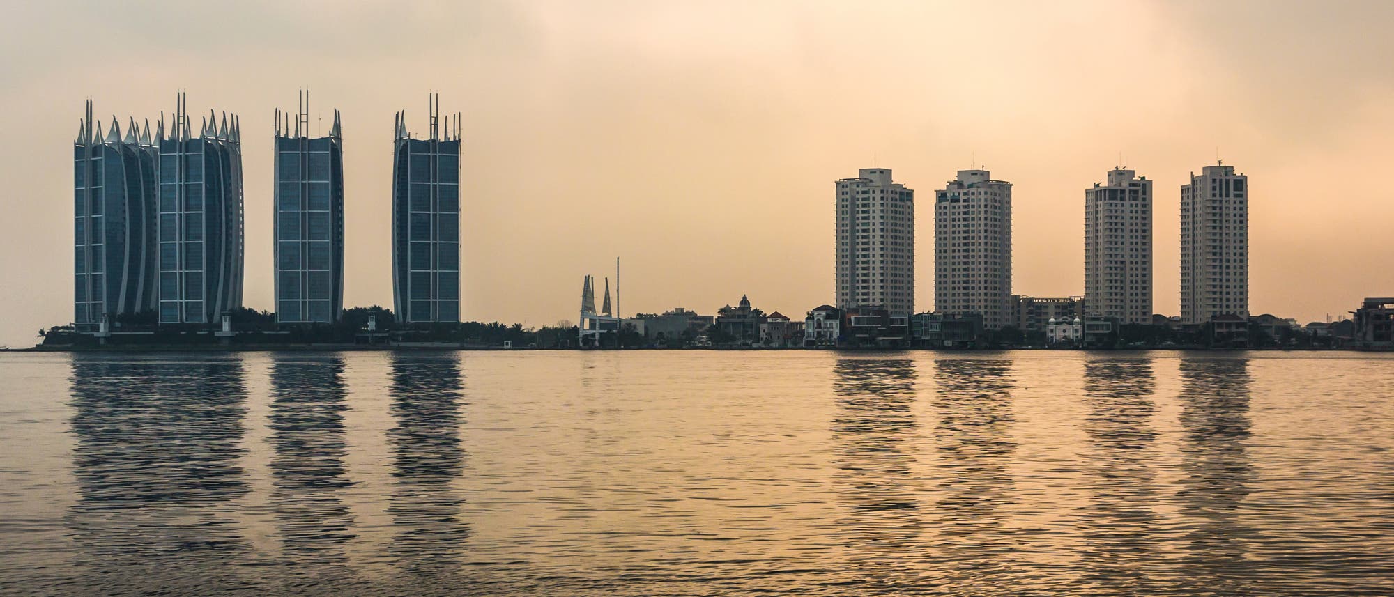 Jakarta vom Wasser aus Jakarta vom Wasser aus
