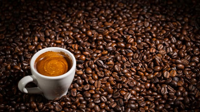 Espresso auf Kaffeebohnen