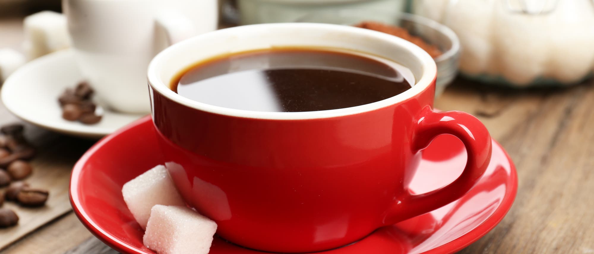 Tasse Kaffee mit zwei Würfeln Zucker Tasse Kaffee mit zwei Würfeln Zucker
