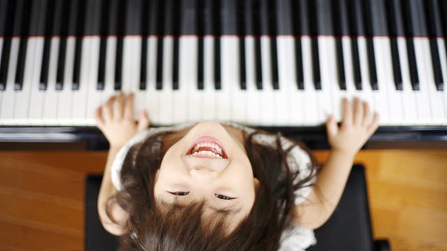 Kind am Klavier