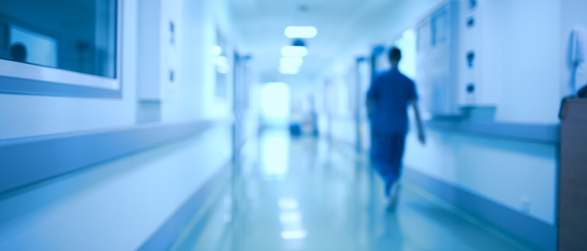 Pfleger auf Klinikflur Pfleger auf Klinikflur