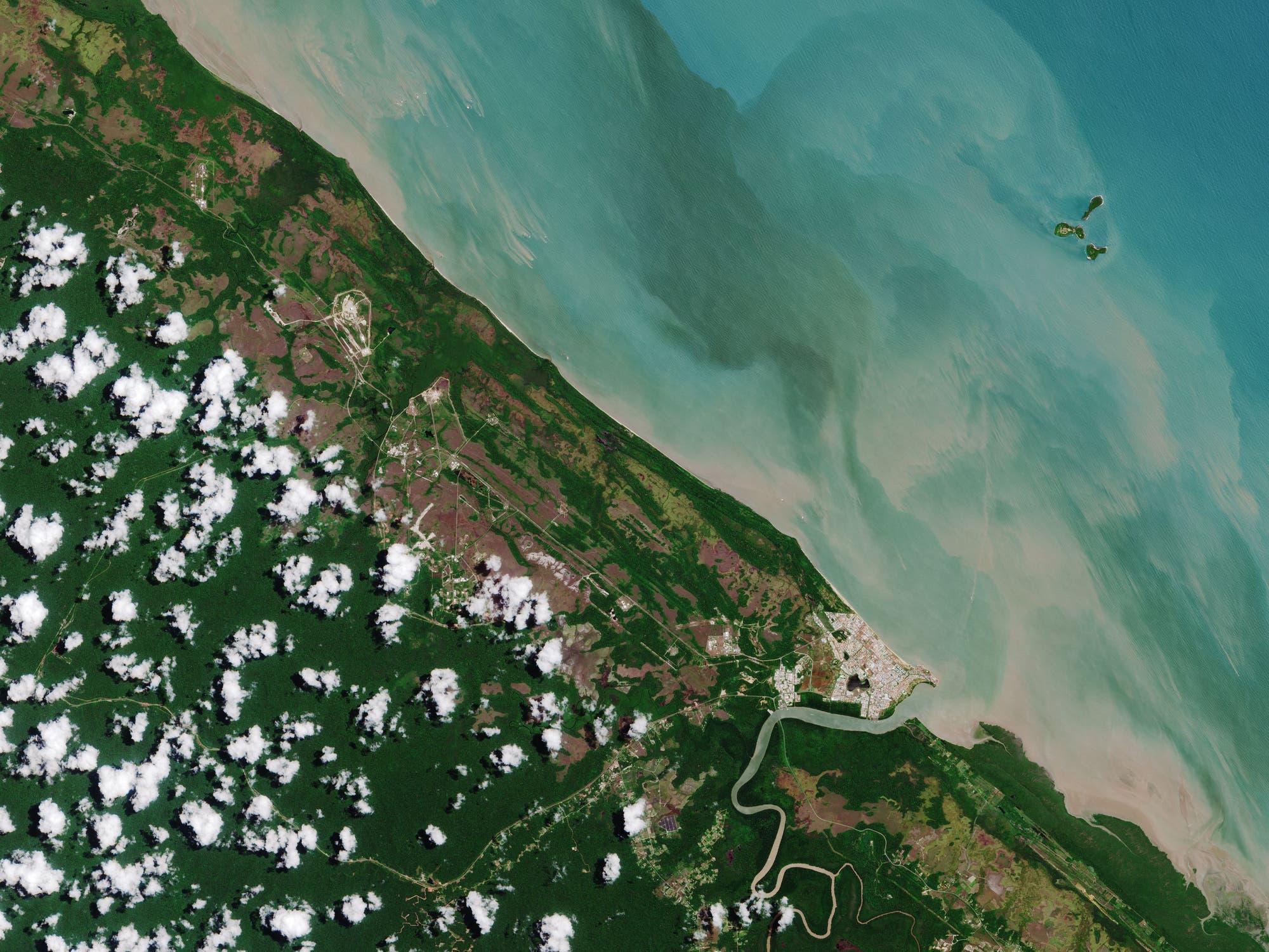 Der Weltraumbahnhof liegt nordwestlich der Stadt Kourou – inmitten weißer Sandstrände an der Atlantikküste und dichten tropischen Regenwalds, wie ein Bild des Copernicus-Satelliten »Sentinel 2« zeigt. Der Weltraumbahnhof liegt nordwestlich der Stadt Kourou – inmitten weißer Sandstrände an der Atlantikküste und dichten tropischen Regenwalds, wie ein Bild des Copernicus-Satelliten »Sentinel 2« zeigt.