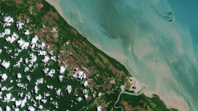 Der Weltraumbahnhof liegt nordwestlich der Stadt Kourou – inmitten weißer Sandstrände an der Atlantikküste und dichten tropischen Regenwalds, wie ein Bild des Copernicus-Satelliten »Sentinel 2« zeigt. 