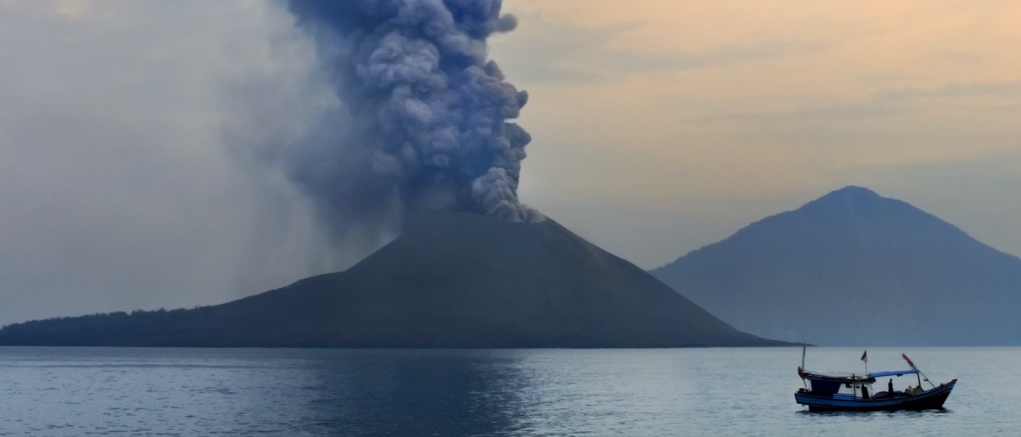 Der Vulkan Krakatau zwischen Java und Sumatra Der Vulkan Krakatau zwischen Java und Sumatra