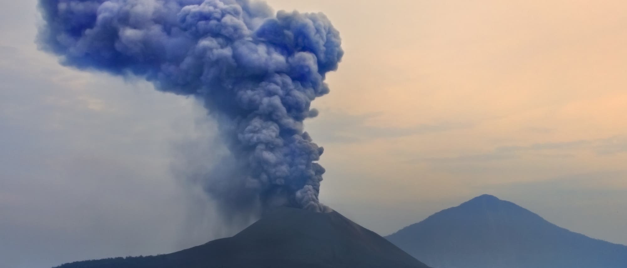 Der Krakatau zwischen Java und Sumatra Der Krakatau zwischen Java und Sumatra