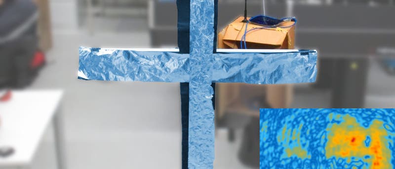 Kreuz aus Aluminiumfolie - per WLAN sichtbar gemacht Kreuz aus Aluminiumfolie - per WLAN sichtbar gemacht