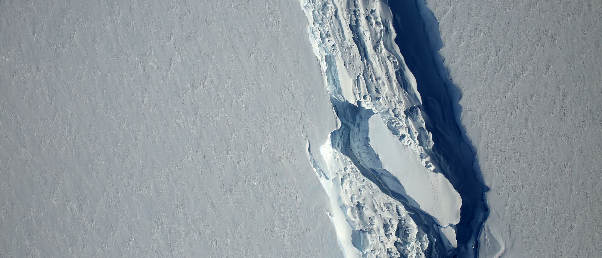 Riss im Larsen-C-Schelfeis weitet sich Riss im Larsen-C-Schelfeis weitet sich