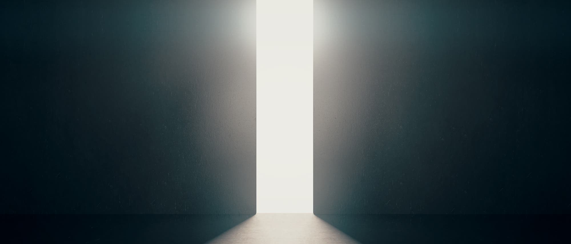 Gleißender Lichtschein dringt durch sich öffnenden Türspalt in dunklen Raum Gleißender Lichtschein dringt durch sich öffnenden Türspalt in dunklen Raum