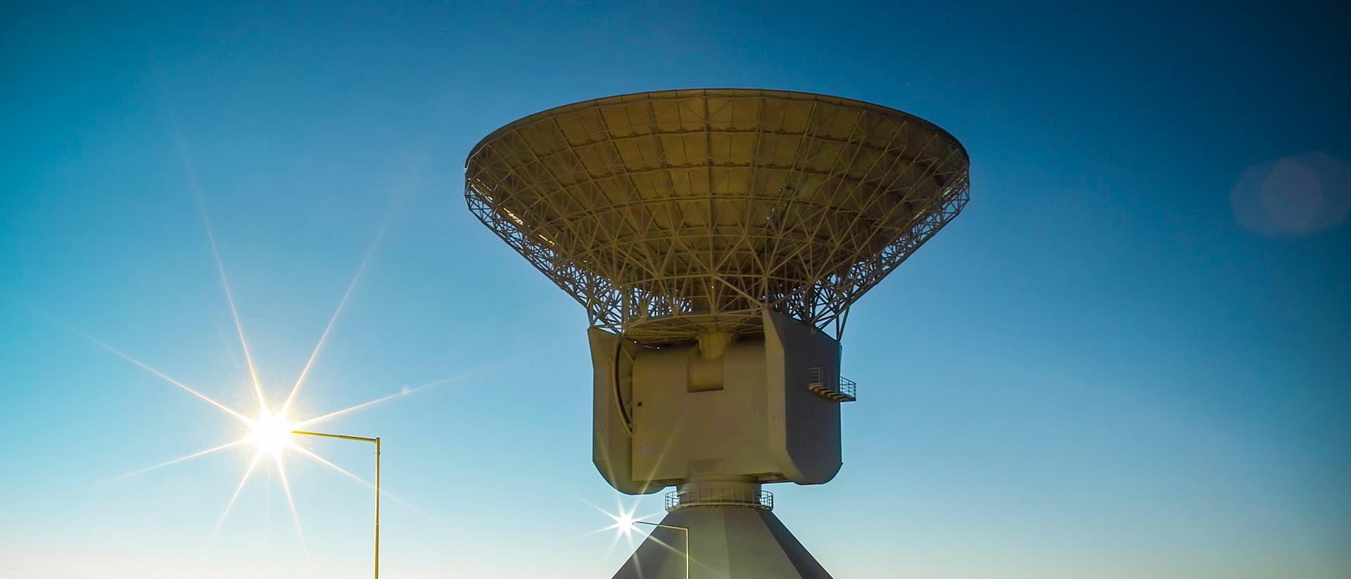 Der Durchmesser der Antennenschüssel beträgt 35 Meter. Der Durchmesser der Antennenschüssel beträgt 35 Meter.