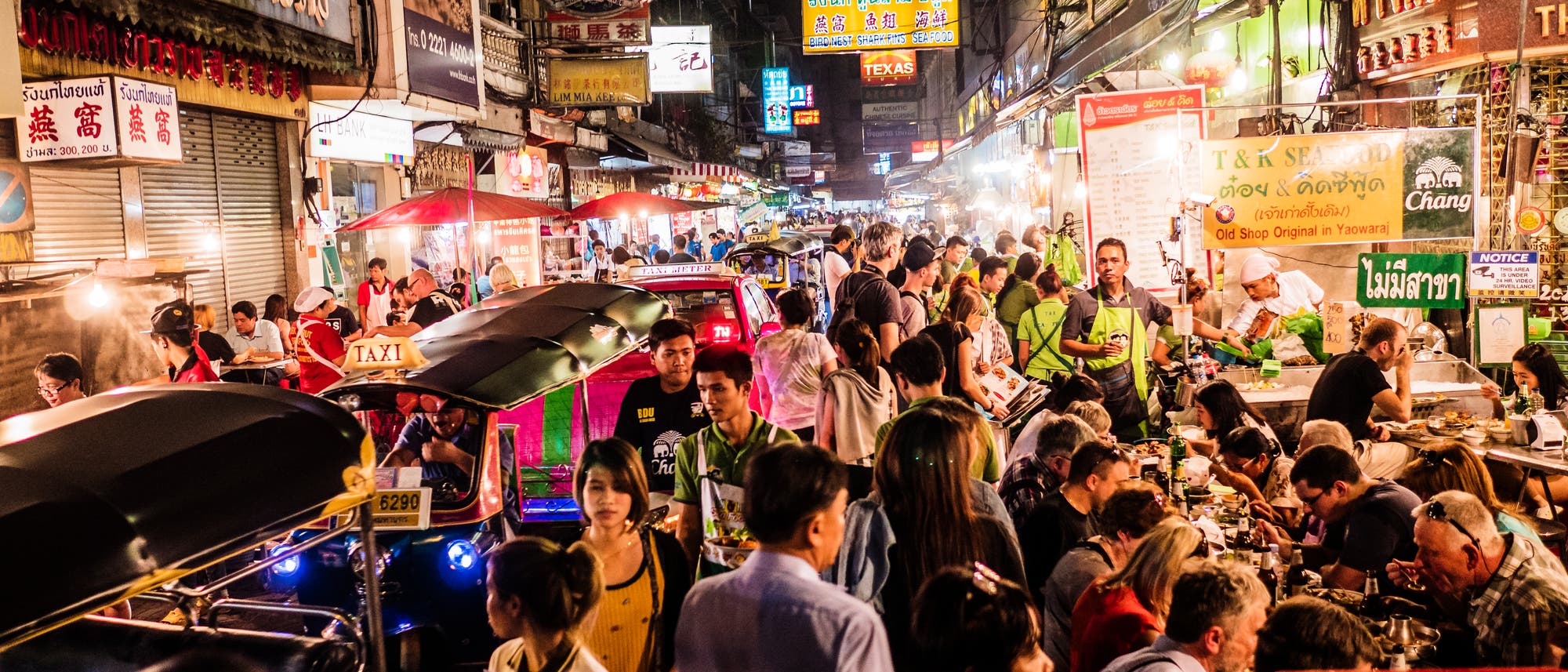 Menschenmassen drängen sich durch das Chinatown von Bangkok Menschenmassen drängen sich durch das Chinatown von Bangkok