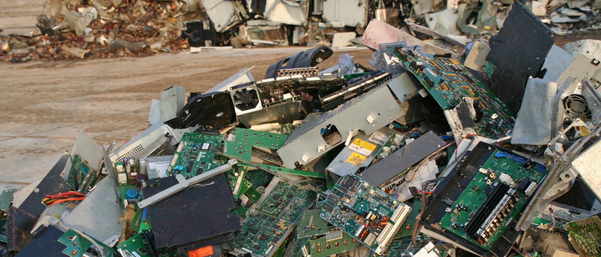 Berge von Computerplatinen auf einer Müllkippe Berge von Computerplatinen auf einer Müllkippe