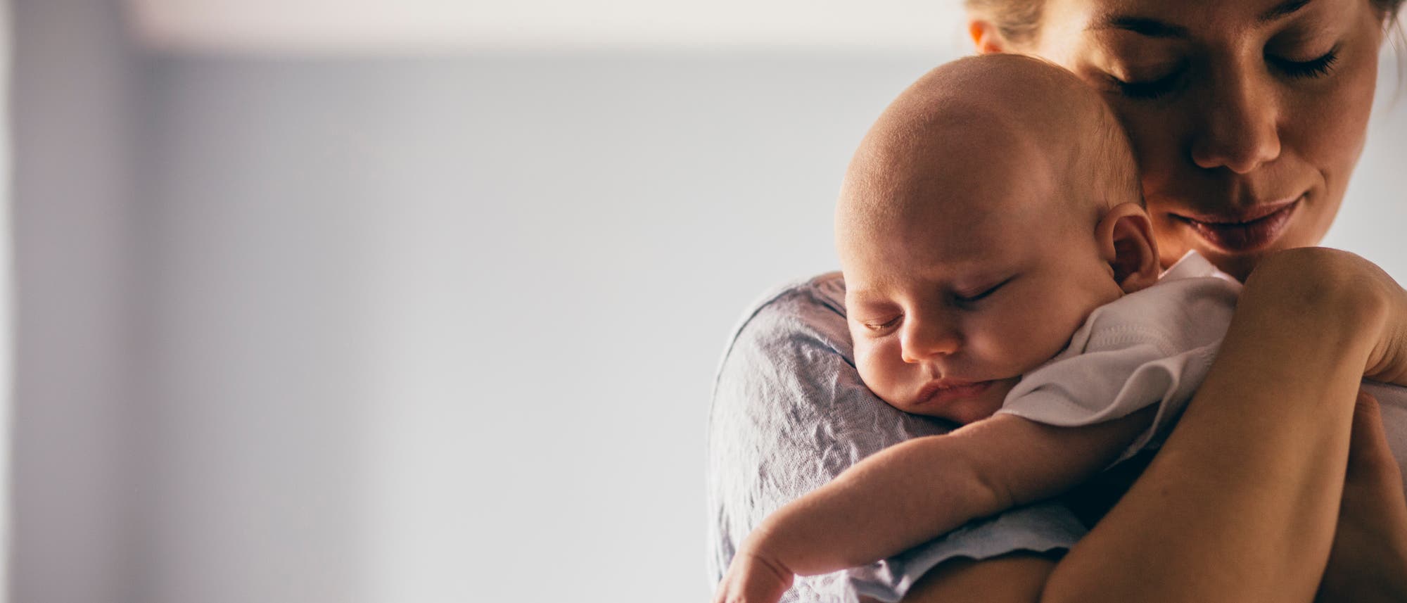 Eine Mutter hält ihr Baby in den Armen. Eine Mutter hält ihr Baby in den Armen.