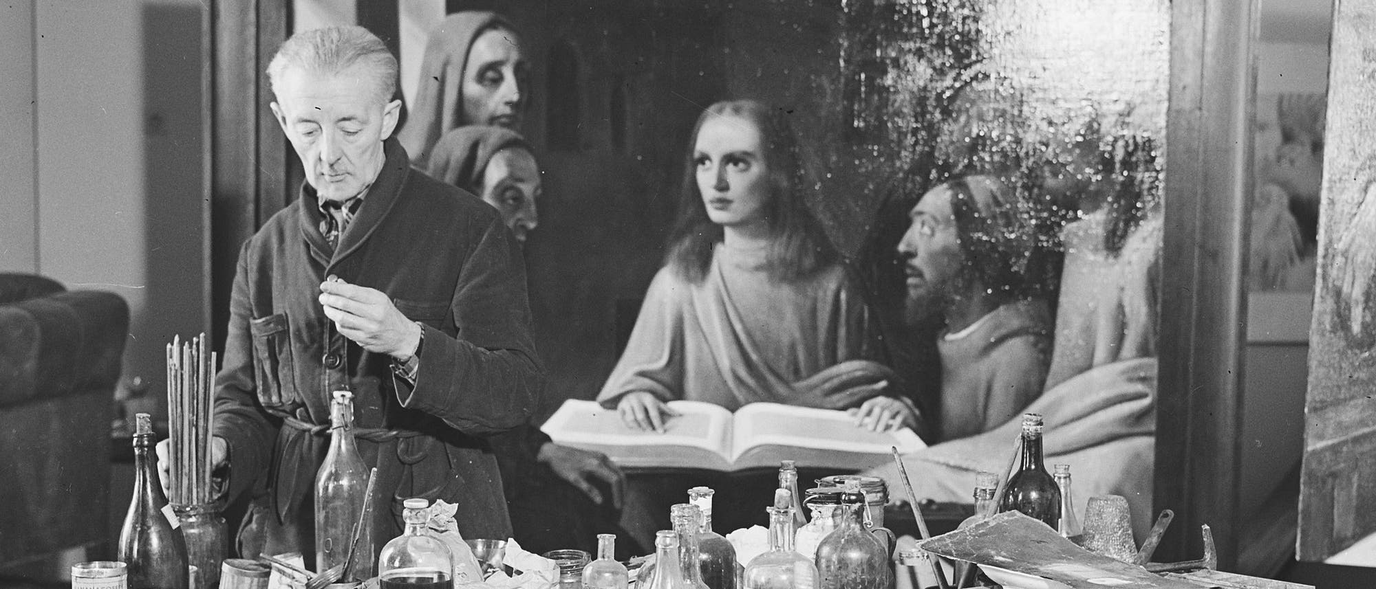 Han van Meegeren malt 1945 sein Beweisstück: den »Christus unter den Schriftgelehrten« im Vermeer-Stil. Han van Meegeren malt 1945 sein Beweisstück: den »Christus unter den Schriftgelehrten« im Vermeer-Stil.