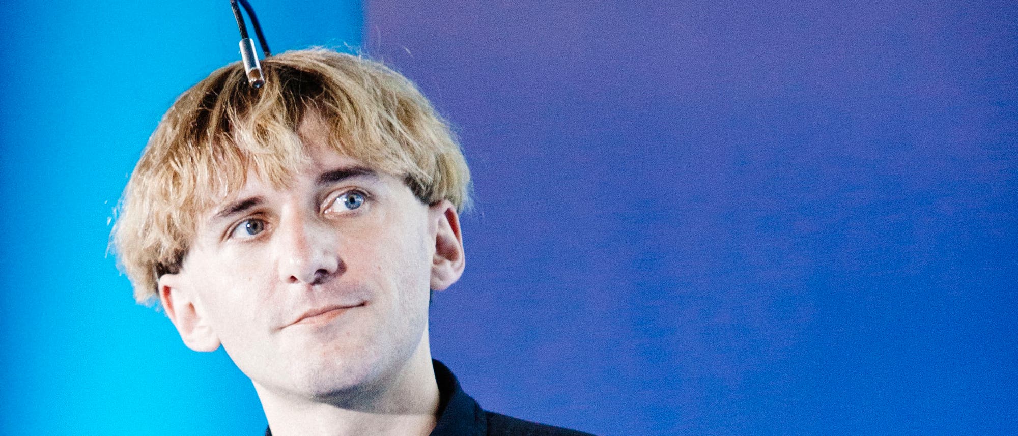 Der britische Künstler und Cyborg Neil Harbisson mit seinem Kameraauge Der britische Künstler und Cyborg Neil Harbisson mit seinem Kameraauge