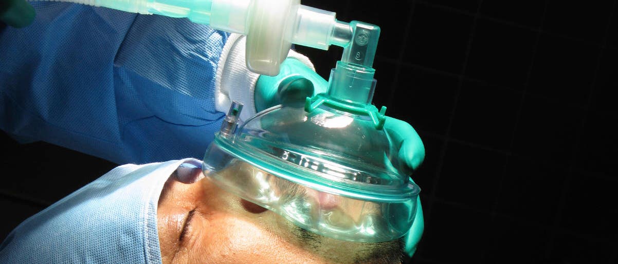 Mann mit Narkosemaske Mann mit Narkosemaske