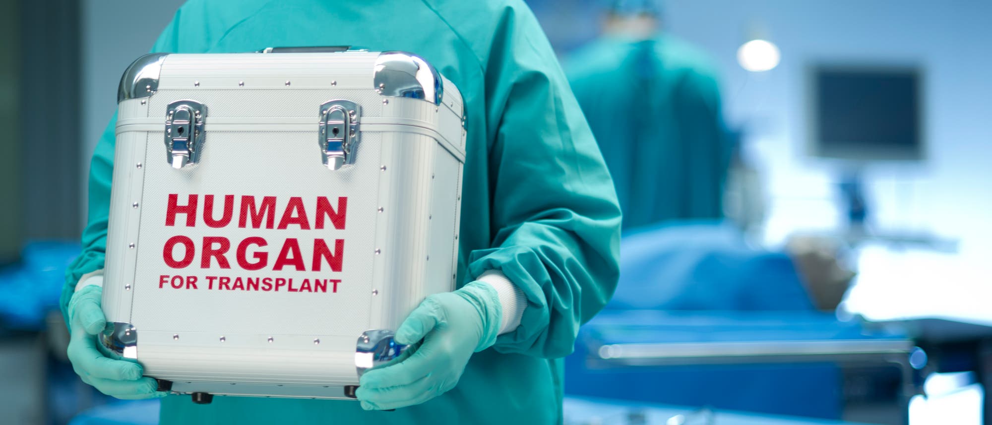 Im Koffer ist ein Organ - bereit zur Spende Im Koffer ist ein Organ - bereit zur Spende