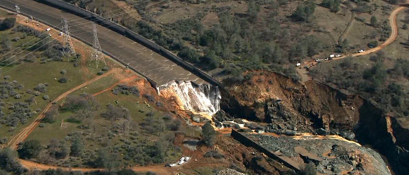 Erosionsschäden im Mittelteil des Hauptauslasses des Oroville-Staudamms Erosionsschäden im Mittelteil des Hauptauslasses des Oroville-Staudamms
