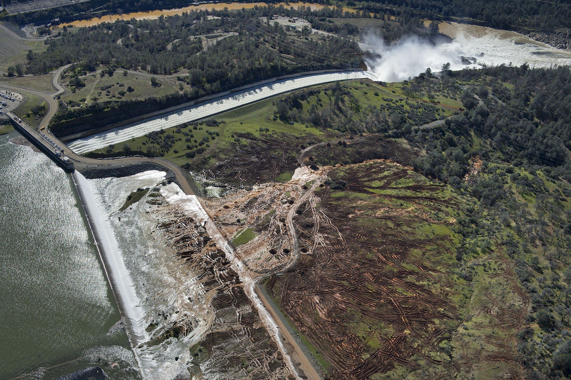Hauptüberläufe des Oroville-Staudamms aus der Luft, von Norden gesehen