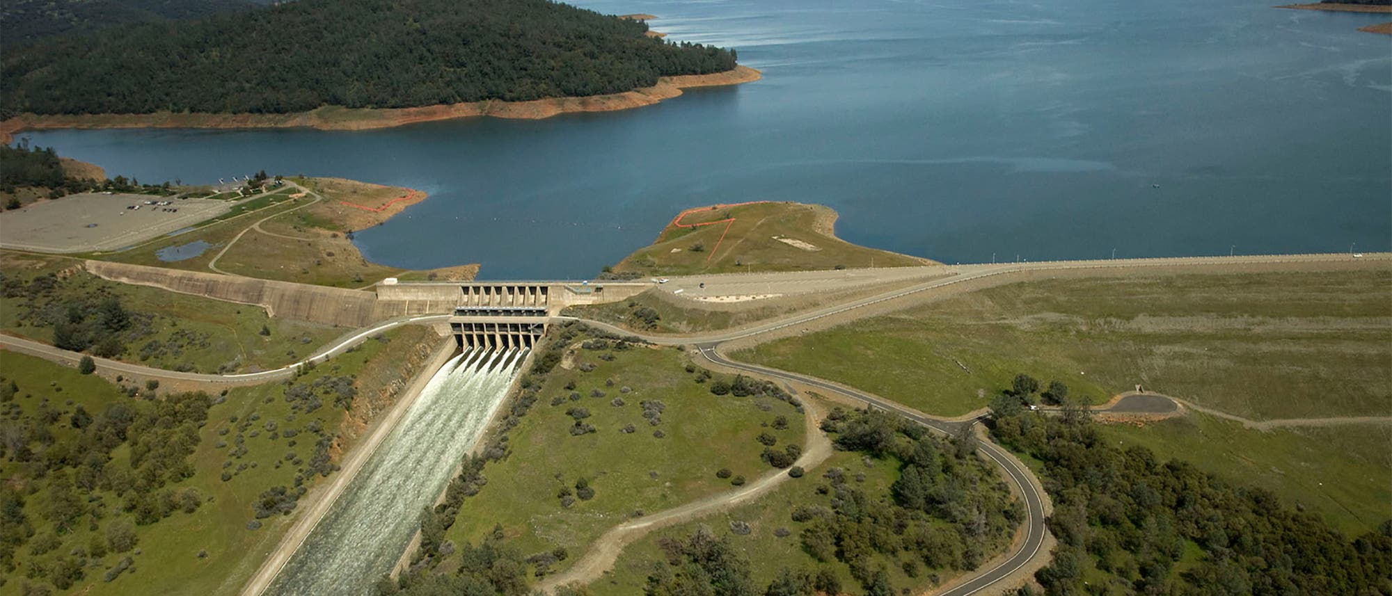 Der 1968 fertig gestellte Oroville-Staudamm ist mit 230 Metern der höchste der USA. Rechts der Damm selbst, links der in Beton gefasste Hauptauslass, dessen unterer Teil durch Erosion beschädigt wurde. Am linken Bildrand sieht man den Notüberlauf. Der 1968 fertig gestellte Oroville-Staudamm ist mit 230 Metern der höchste der USA. Rechts der Damm selbst, links der in Beton gefasste Hauptauslass, dessen unterer Teil durch Erosion beschädigt wurde. Am linken Bildrand sieht man den Notüberlauf.