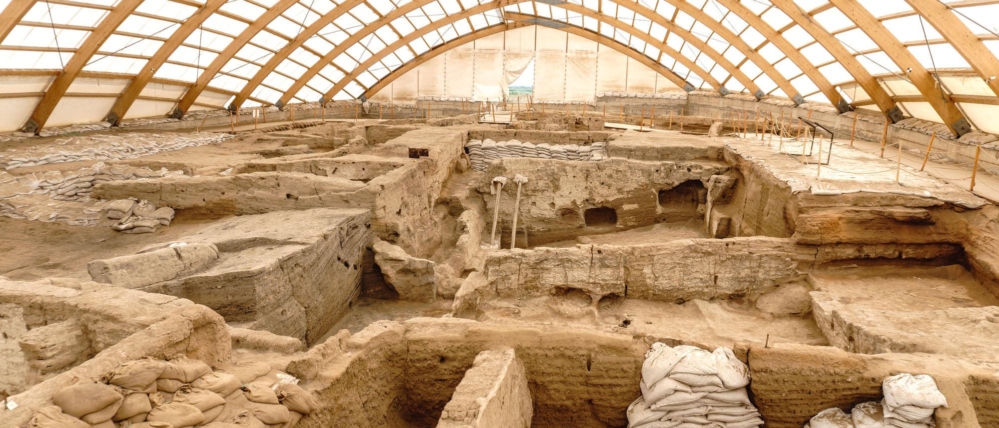 Blick auf die Ausgrabungsstätte von Çatalhöyük Blick auf die Ausgrabungsstätte von Çatalhöyük