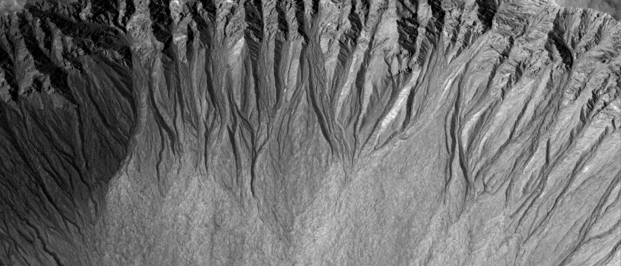 So genannte Gullies, Erosionsrinnen in marsianischen Kraterwänden So genannte Gullies, Erosionsrinnen in marsianischen Kraterwänden