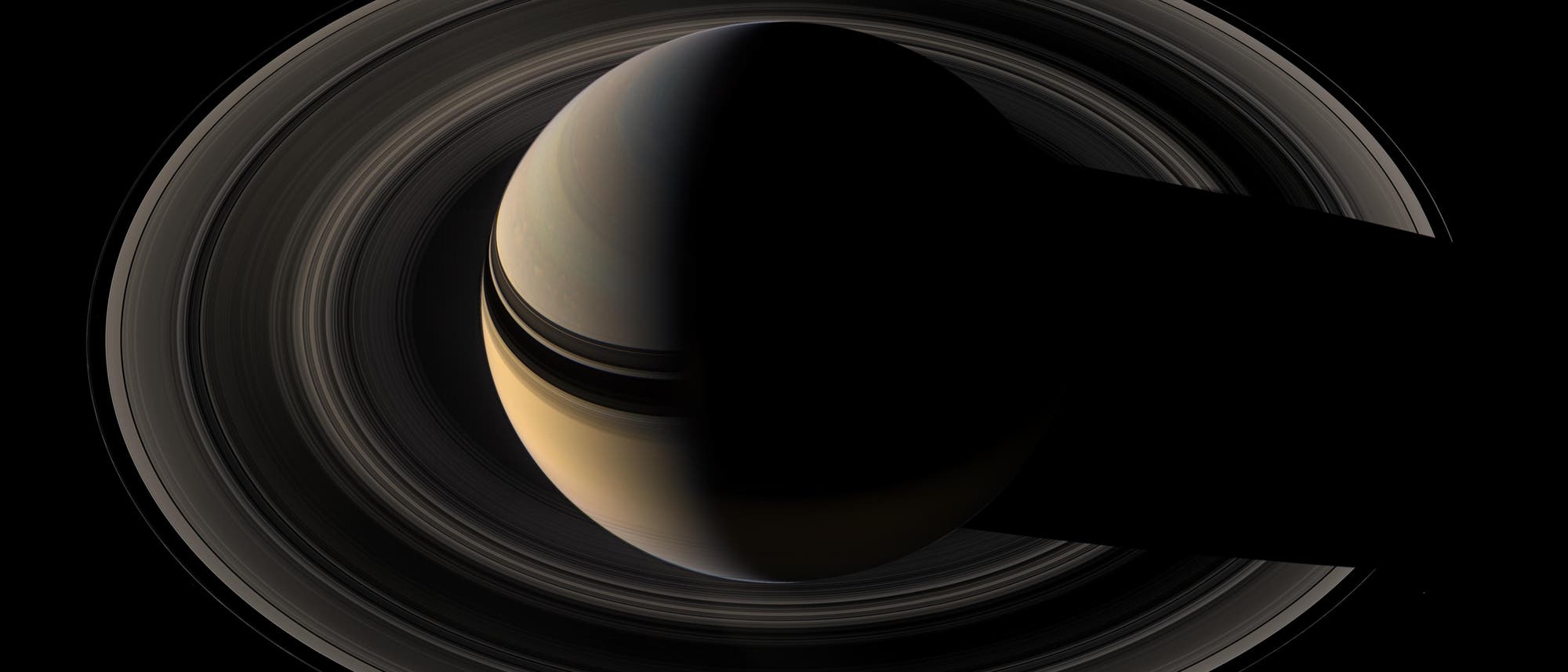 Die Raumsonde Cassini ist am 15. September 2017 planmäßig auf den Saturn gestürzt. Bis dahin hatte die Mission mehr als ein Jahrzehnt lang einzigartige Aufnahmen und Daten vom Ringplaneten übertragen. Damit hat sie unser Bild von dem Gasriesen und seinen Begleitern revolutioniert. Die Raumsonde Cassini ist am 15. September 2017 planmäßig auf den Saturn gestürzt. Bis dahin hatte die Mission mehr als ein Jahrzehnt lang einzigartige Aufnahmen und Daten vom Ringplaneten übertragen. Damit hat sie unser Bild von dem Gasriesen und seinen Begleitern revolutioniert.