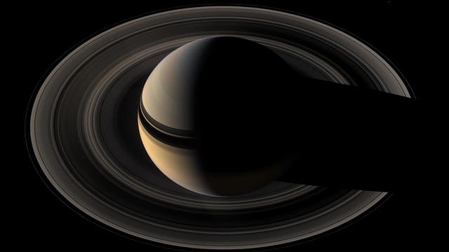 Die Raumsonde Cassini ist am 15. September 2017 planmäßig auf den Saturn gestürzt. Bis dahin hatte die Mission mehr als ein Jahrzehnt lang einzigartige Aufnahmen und Daten vom Ringplaneten übertragen. Damit hat sie unser Bild von dem Gasriesen und seinen Begleitern revolutioniert.