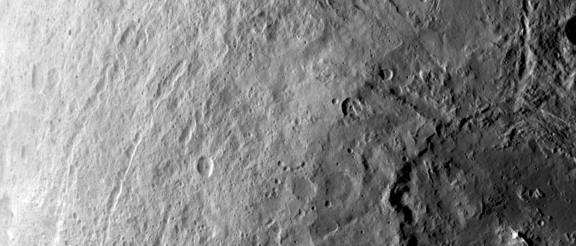 Ein großer Einschlagkrater auf der Südhalbkugel von Ceres, Aufnahme vom 6. Juni 2015 Ein großer Einschlagkrater auf der Südhalbkugel von Ceres, Aufnahme vom 6. Juni 2015
