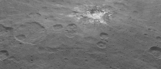 Einer der hellen Flecken auf der Oberfläche von Ceres Einer der hellen Flecken auf der Oberfläche von Ceres