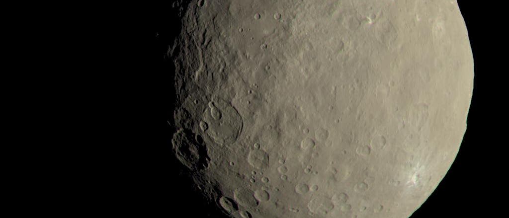 Zwergplanet Ceres in natürlichen Farben, aufgenommen von der Raumsonde Dawn Zwergplanet Ceres in natürlichen Farben, aufgenommen von der Raumsonde Dawn