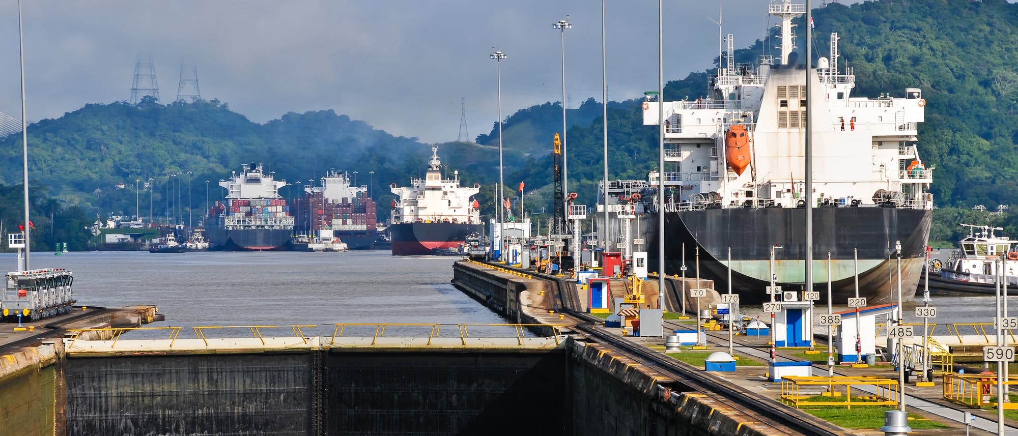 Containerriesen schieben sich durch den Panamakanal Containerriesen schieben sich durch den Panamakanal