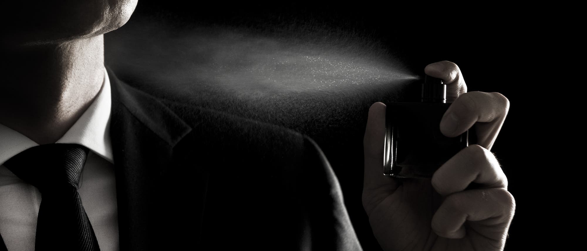 Ein Mann kneift die Augen im Aerosolnebel zu Ein Mann kneift die Augen im Aerosolnebel zu