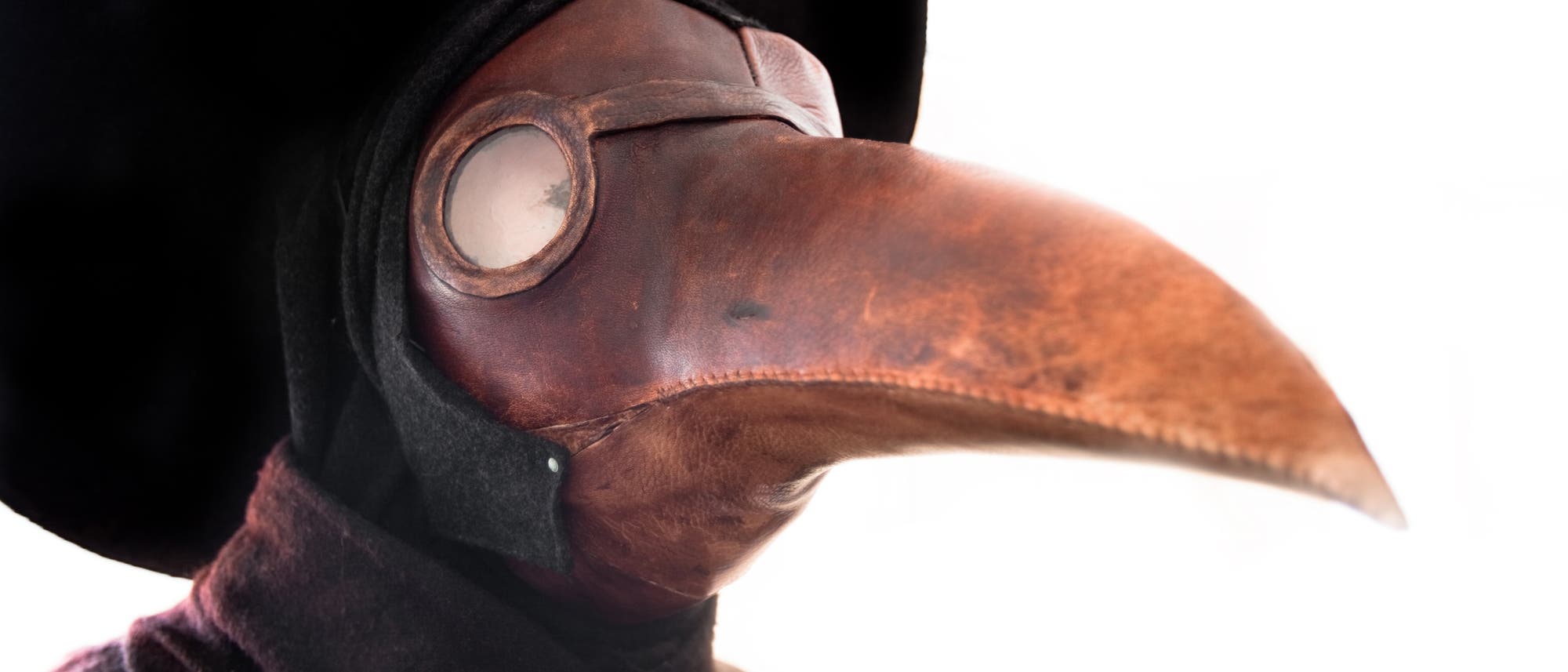 Ein Mensch trägt die damals bei Ärzten übliche Pestmaske Ein Mensch trägt die damals bei Ärzten übliche Pestmaske