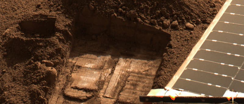 Grabung der Raumsonde Phoenix im Marsboden zur Probennahme Grabung der Raumsonde Phoenix im Marsboden zur Probennahme
