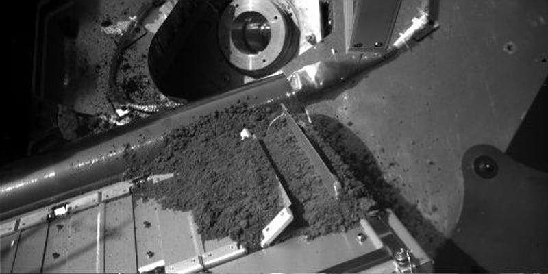 Marsboden in der Einfüllöffnung des Instruments TEGA auf Phoenix