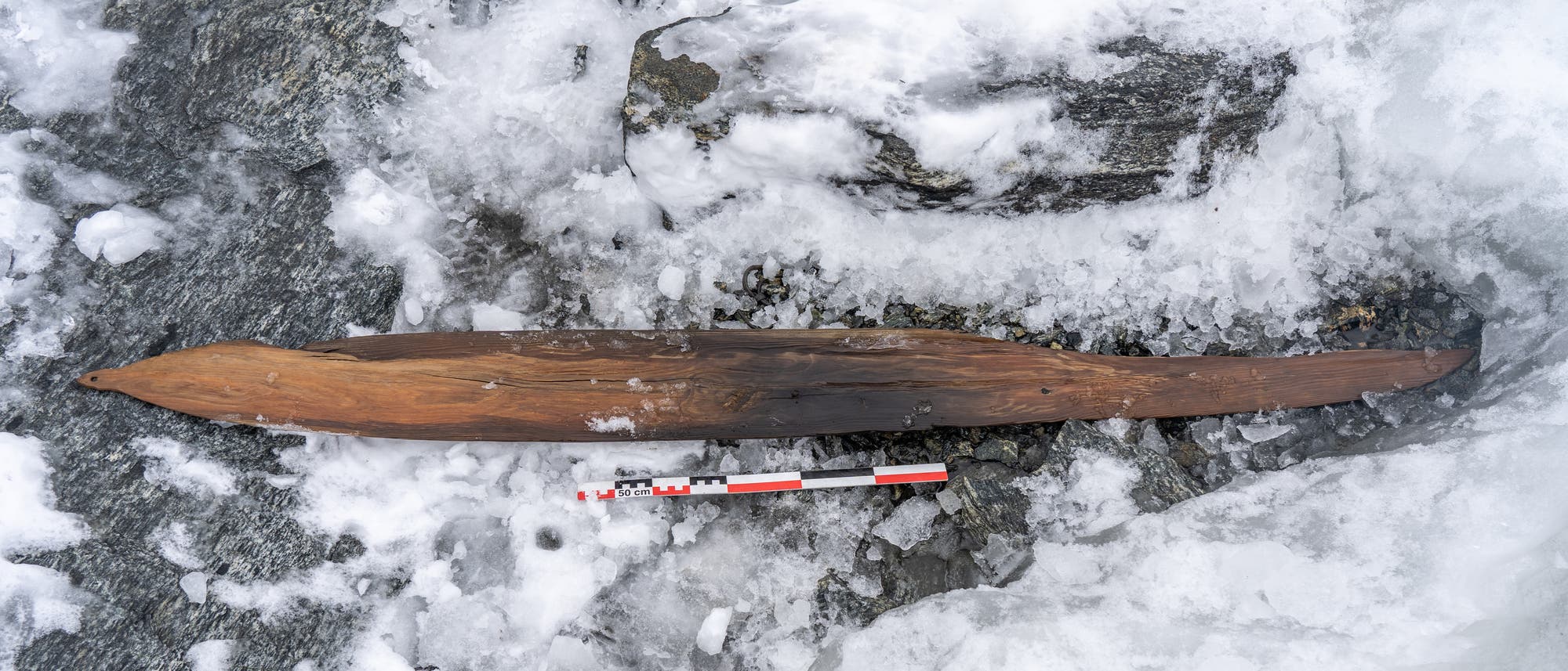 Der Ski von Digervarden bei der Auffindung im September 2021. Zu sehen ist die Unterseite. Der Ski von Digervarden bei der Auffindung im September 2021. Zu sehen ist die Unterseite.